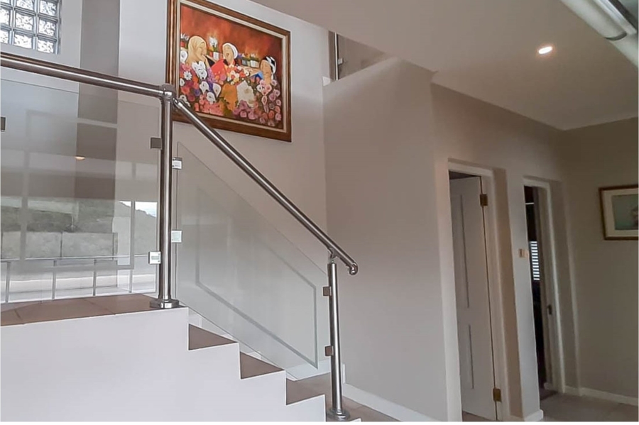 5 Bedroom Property for Sale in Kingfisher Creek Western Cape